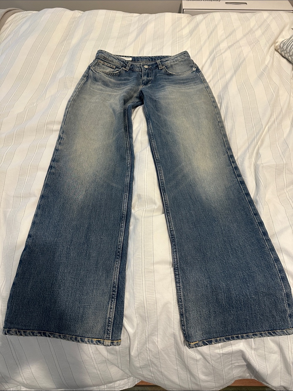 Zara Low-Rise Light Blue Wide-Leg Jeans for Women. Size 2.  Color is mid blue. - Picture 2 of 4